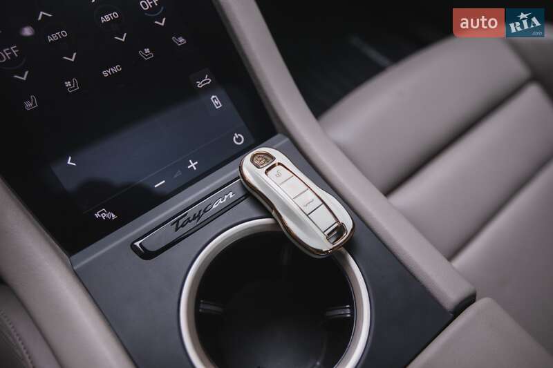 Седан Porsche Taycan 2023 в Киеве