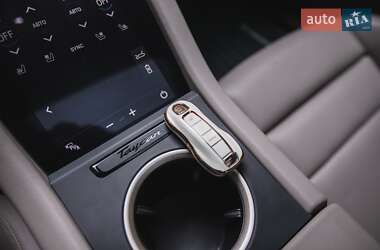 Седан Porsche Taycan 2023 в 