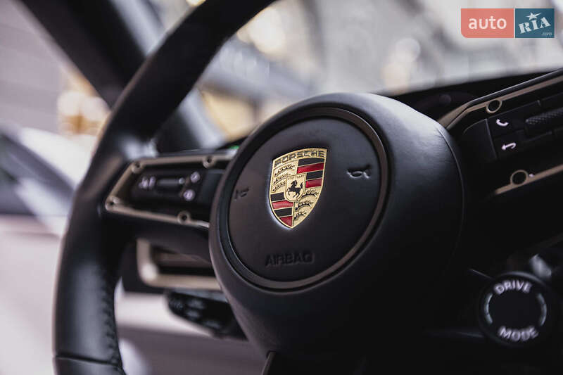 Седан Porsche Taycan 2023 в Киеве