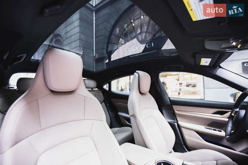 Седан Porsche Taycan 2023 в Киеве