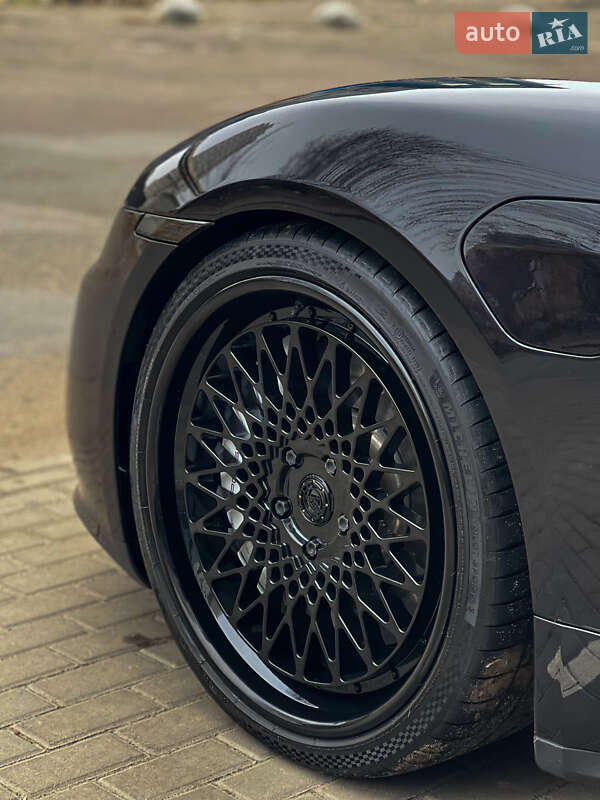 Седан Porsche Taycan 2019 в Києві