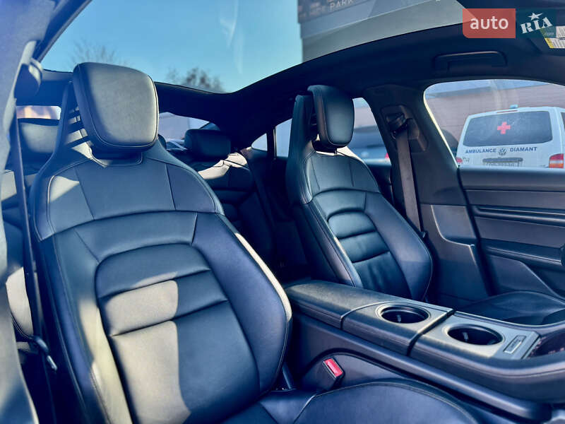 Седан Porsche Taycan 2021 в Виннице