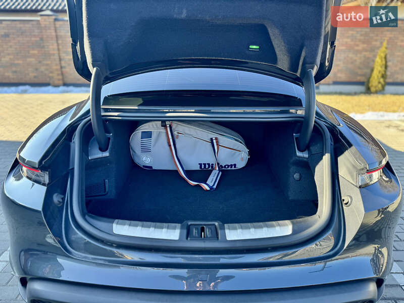 Седан Porsche Taycan 2021 в Виннице