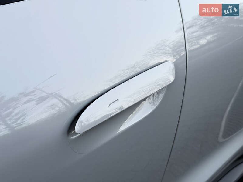 Седан Porsche Taycan 2022 в Львове