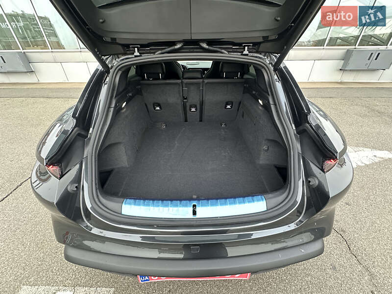 Седан Porsche Taycan 2024 в Киеве