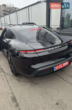 Седан Porsche Taycan 2021 в 
