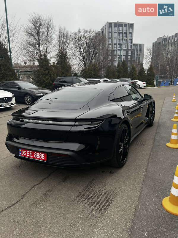 Седан Porsche Taycan 2021 в 