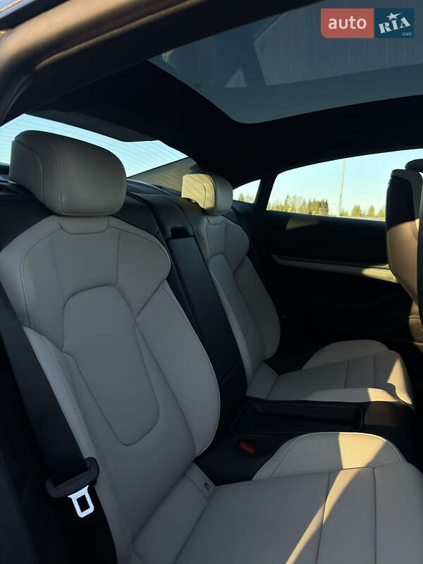 Седан Porsche Taycan 2020 в Львові