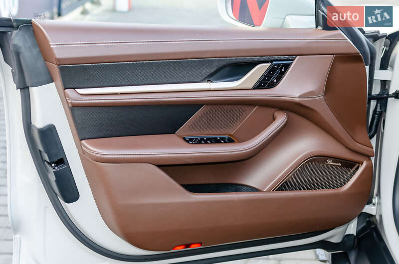 Седан Porsche Taycan 2021 в Києві