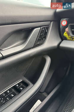 Седан Porsche Taycan 2021 в 