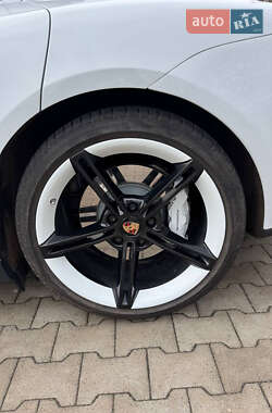 Седан Porsche Taycan 2021 в 