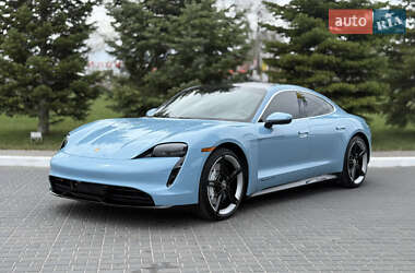 Седан Porsche Taycan 2021 в 