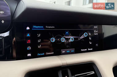 Седан Porsche Taycan 2023 в 