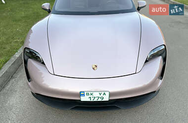 Седан Porsche Taycan 2022 в 