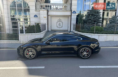 Седан Porsche Taycan 2022 в 