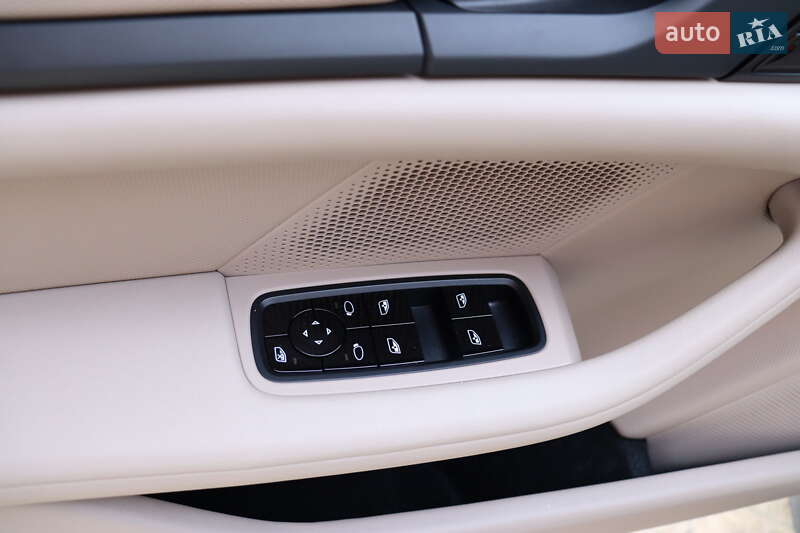 Седан Porsche Taycan 2021 в Львове