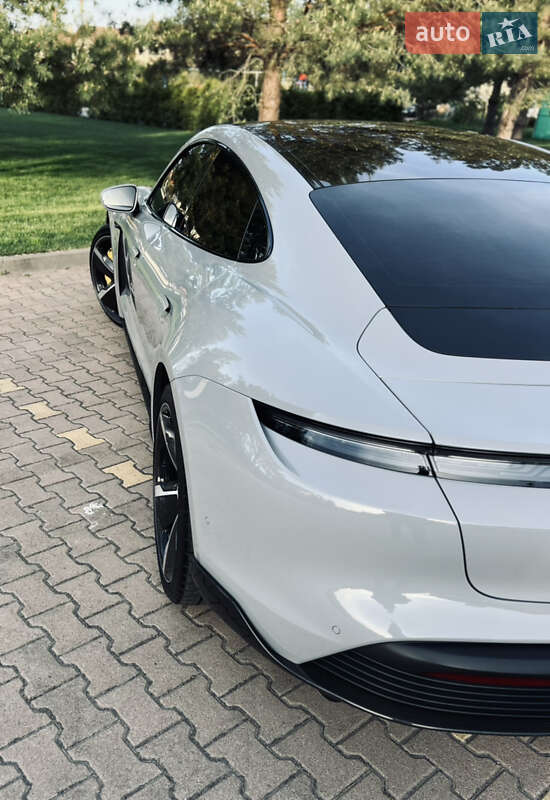 Седан Porsche Taycan 2020 в Киеве