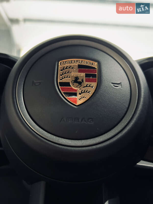 Седан Porsche Taycan 2020 в Киеве