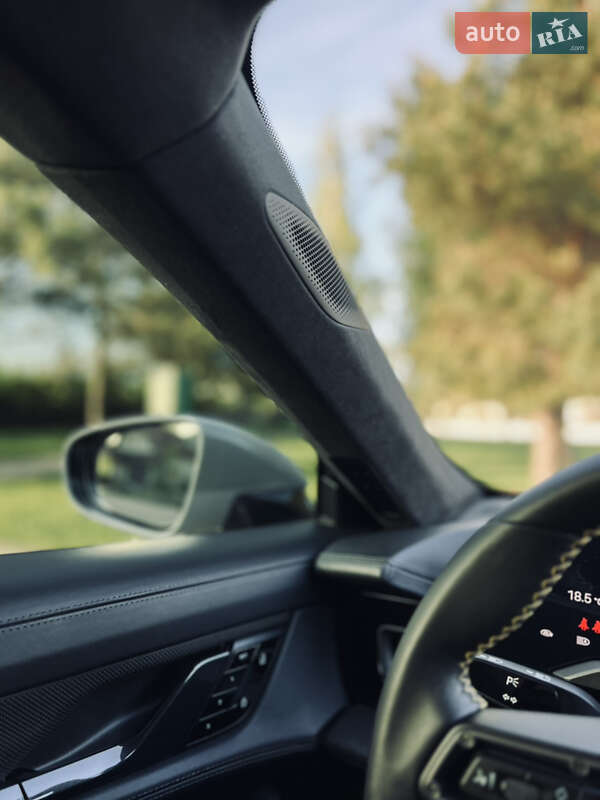 Седан Porsche Taycan 2020 в Киеве