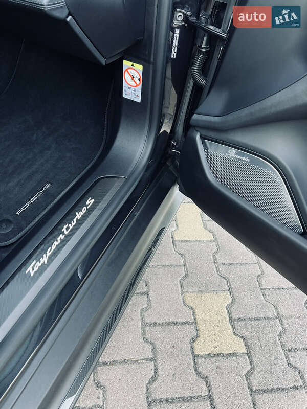 Седан Porsche Taycan 2020 в Киеве