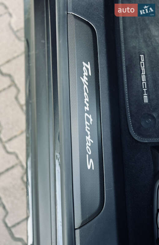 Седан Porsche Taycan 2020 в Киеве