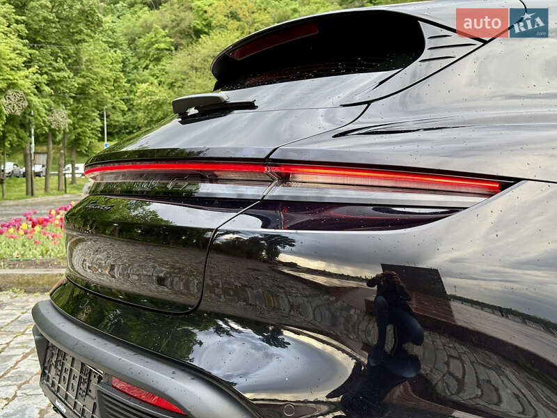 Седан Porsche Taycan 2022 в Киеве