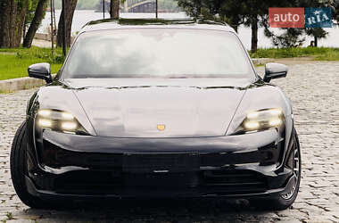Седан Porsche Taycan 2022 в 