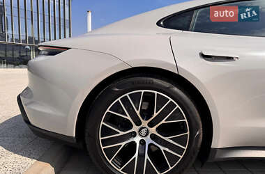 Седан Porsche Taycan 2021 в 