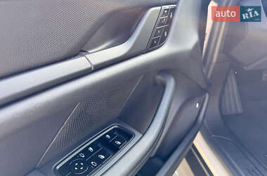 Седан Porsche Taycan 2021 в 