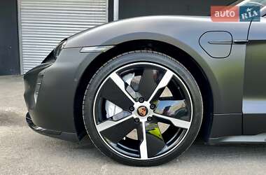 Седан Porsche Taycan 2020 в 
