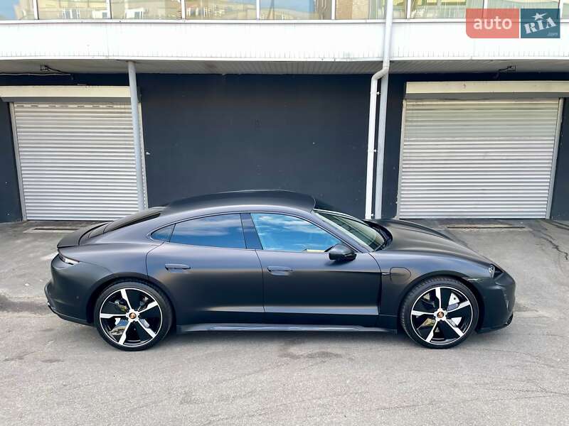 Седан Porsche Taycan 2020 в Киеве