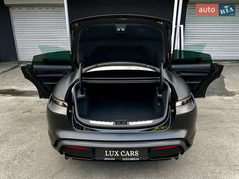 Седан Porsche Taycan 2020 в Киеве