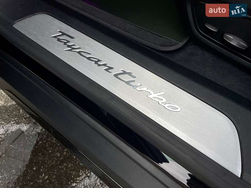 Седан Porsche Taycan 2020 в Киеве