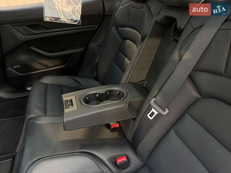 Седан Porsche Taycan 2021 в Мукачевому