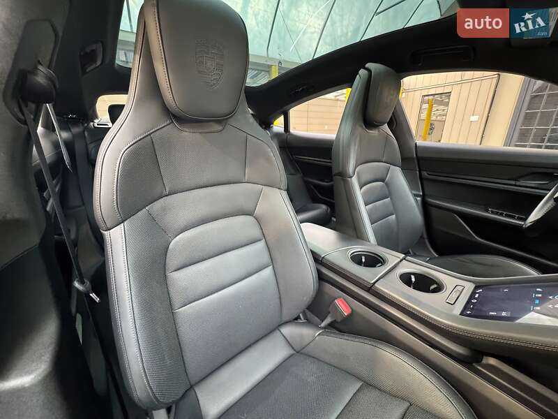Седан Porsche Taycan 2021 в Мукачево