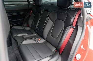 Седан Porsche Taycan 2021 в 