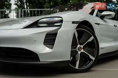 Седан Porsche Taycan 2021 в 