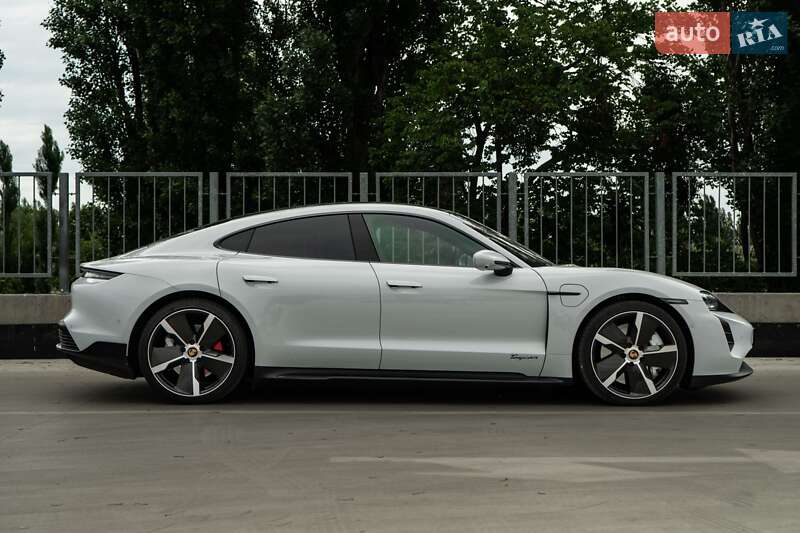 Седан Porsche Taycan 2021 в Києві