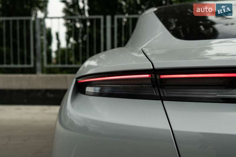 Седан Porsche Taycan 2021 в Києві