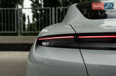 Седан Porsche Taycan 2021 в 