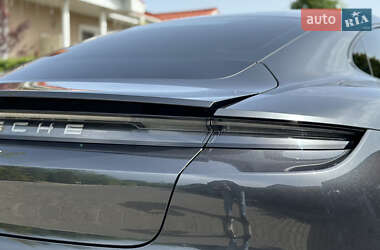 Седан Porsche Taycan 2021 в 