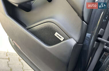 Седан Porsche Taycan 2021 в 