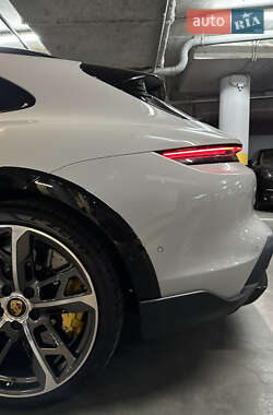Седан Porsche Taycan 2023 в 