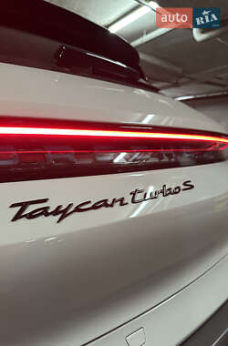 Седан Porsche Taycan 2023 в 