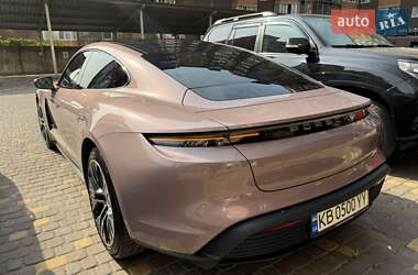 Седан Porsche Taycan 2021 в 