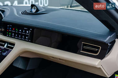 Седан Porsche Taycan 2020 в 