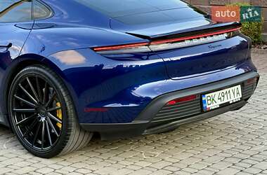 Седан Porsche Taycan 2021 в 