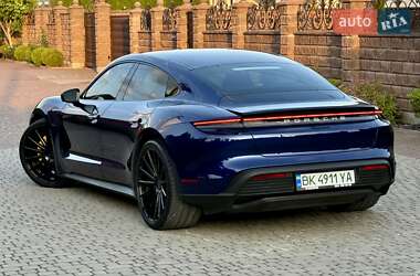Седан Porsche Taycan 2021 в 