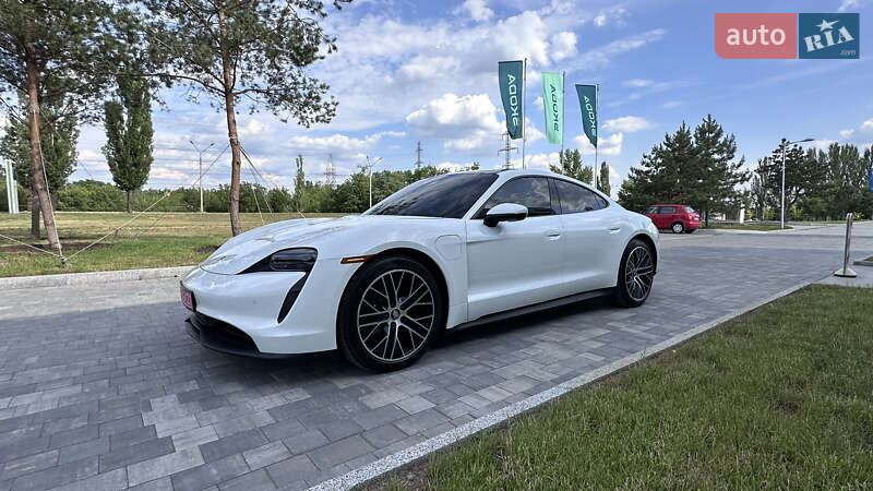 Седан Porsche Taycan 2021 в Києві