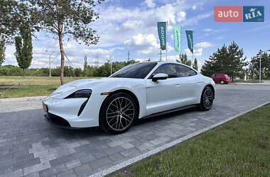 Седан Porsche Taycan 2021 в 